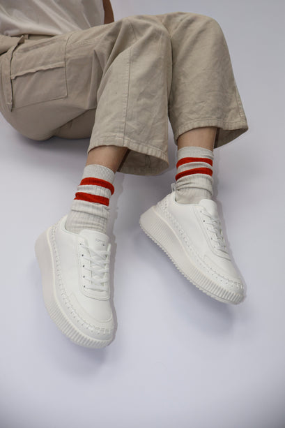Tenis Isa con costura decorativa