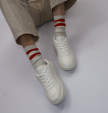 Tenis Isa con costura decorativa
