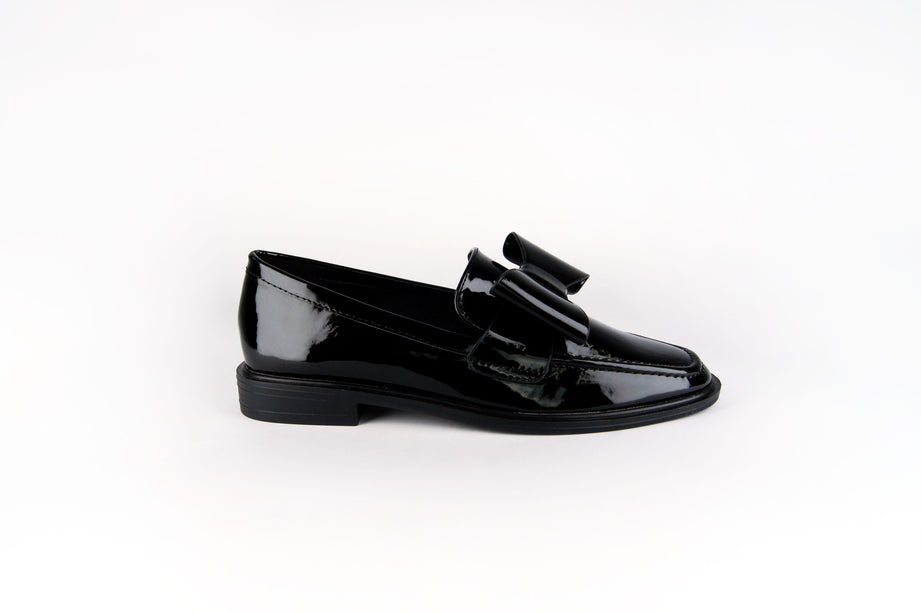 Mocasines Bruna con moño en charol