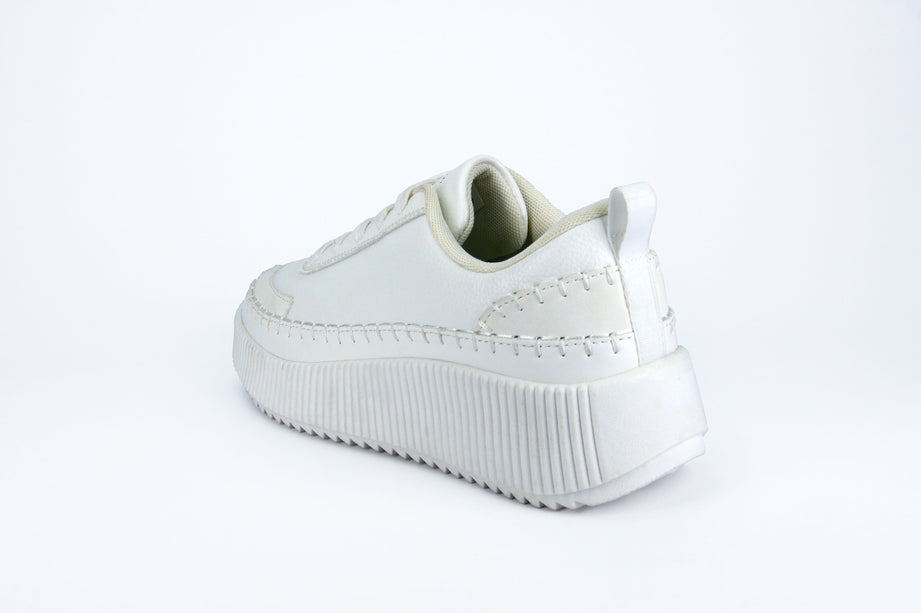 Tenis Isa con costura decorativa