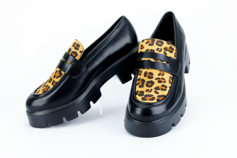 Mocasines Cleo con antifaz y estampado animal print