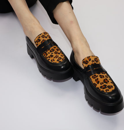 Mocasines Cleo con antifaz y estampado animal print