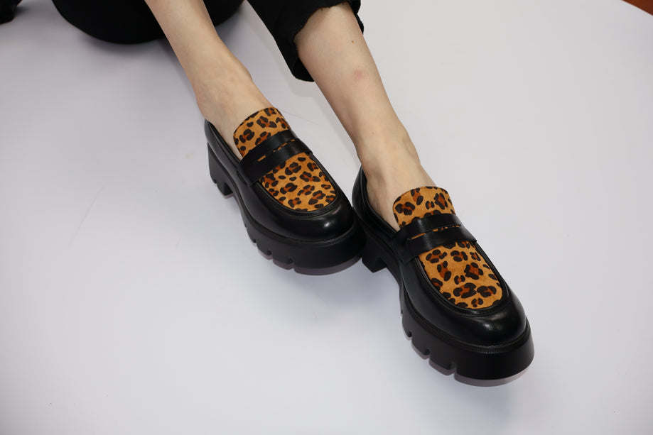 Mocasines Cleo con antifaz y estampado animal print