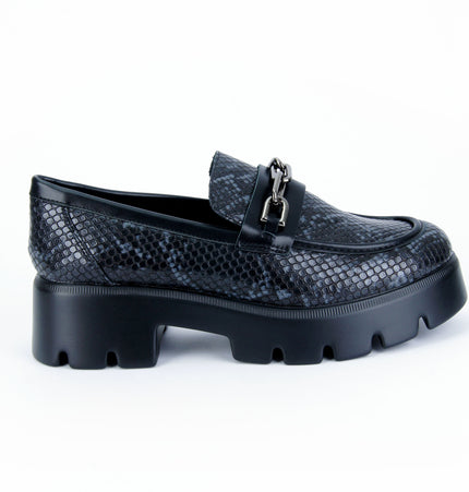 Mocasines Itzel estampado pitón con cadena