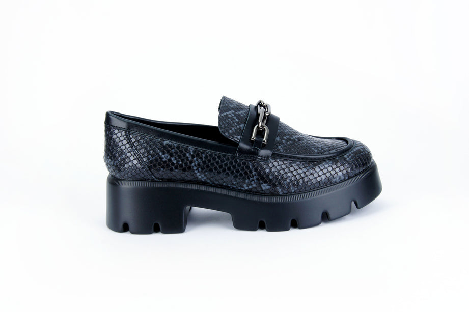 Mocasines Itzel estampado pitón con cadena
