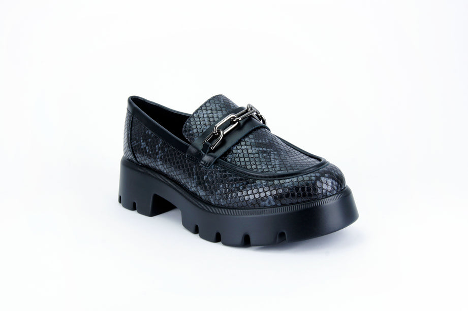 Mocasines Itzel estampado pitón con cadena