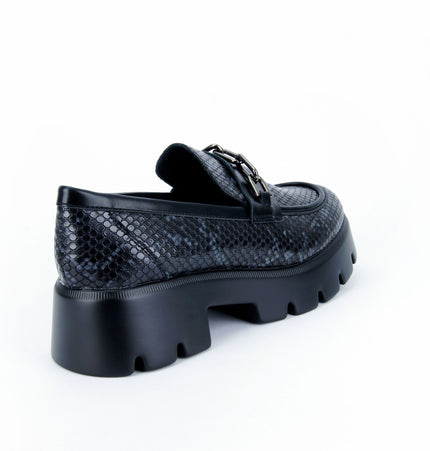 Mocasines Itzel estampado pitón con cadena