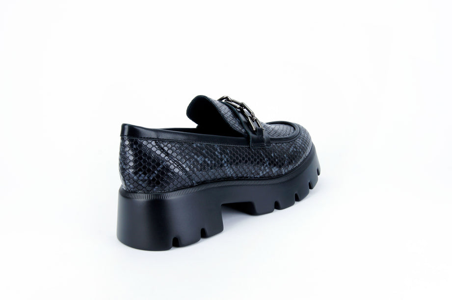 Mocasines Itzel estampado pitón con cadena
