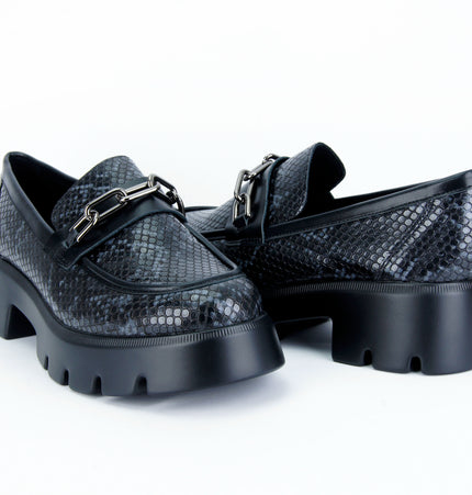 Mocasines Itzel estampado pitón con cadena