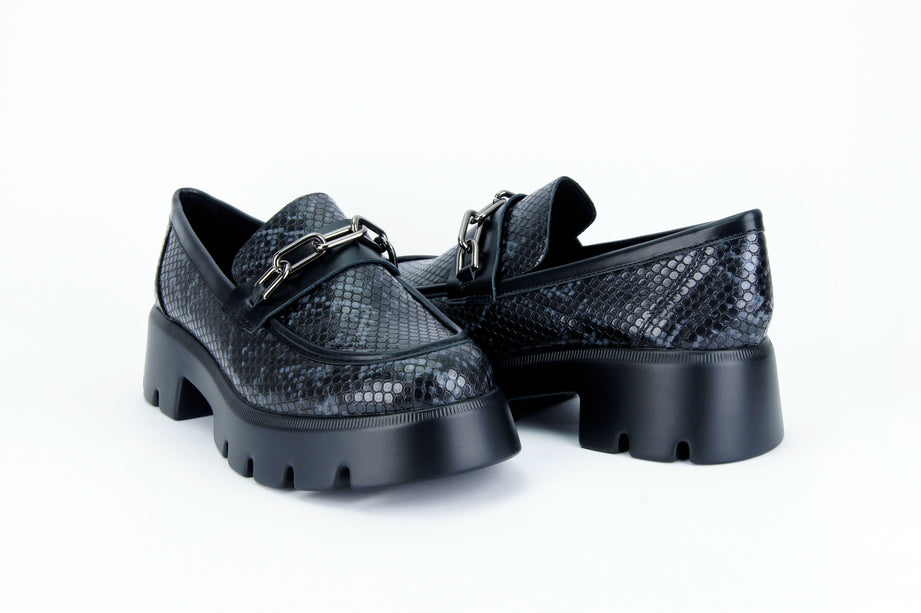 Mocasines Itzel estampado pitón con cadena