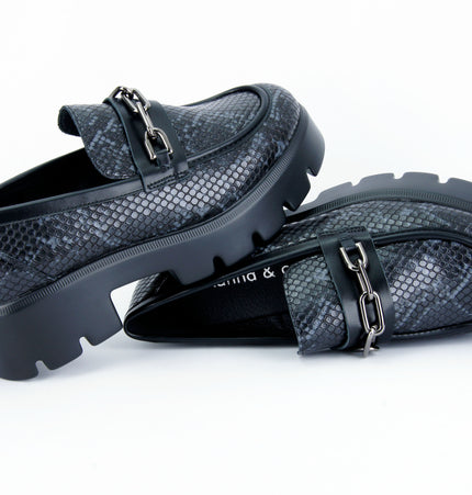 Mocasines Itzel estampado pitón con cadena