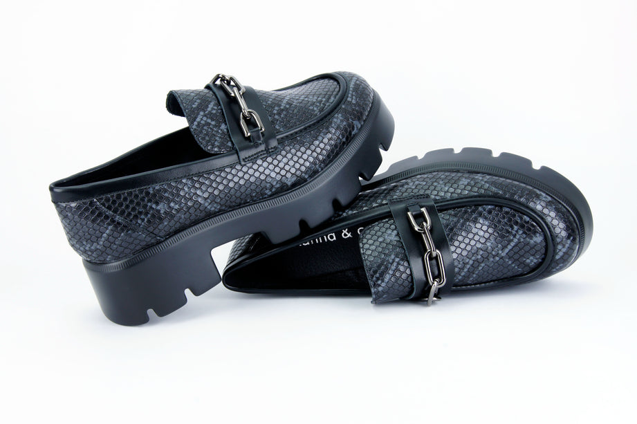 Mocasines Itzel estampado pitón con cadena