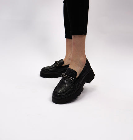 Mocasines Itzel estampado pitón con cadena