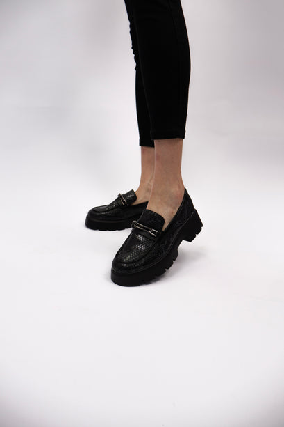 Mocasines Itzel estampado pitón con cadena